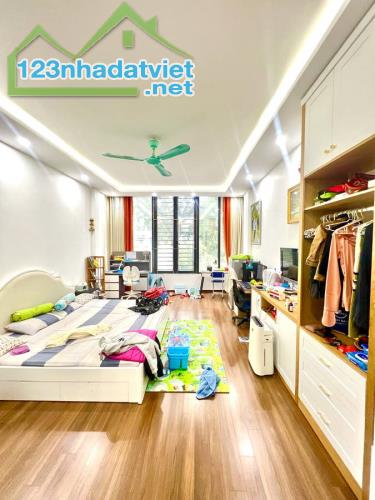 Nhà mặt phố Hoàng Hoa Thám 40m2 – 5T thang máy cực đẹp – MT4.4m kinh doanh sầm uất