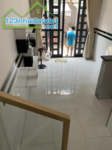 THẠNH LỘC 28 - Q12 NHÀ SỔ HỒNG- 2 LẦU - ÉP CỌC - ĐÚC THẬT- 930TR. - 1