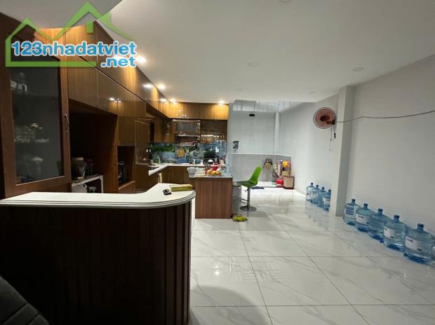 Bán nhà 688/39 Lê Đức Thọ, Dt 5x28m (110m2), 1 trệt 3 lầu ST, thang máy. Giá chỉ 14 tỷ - 2