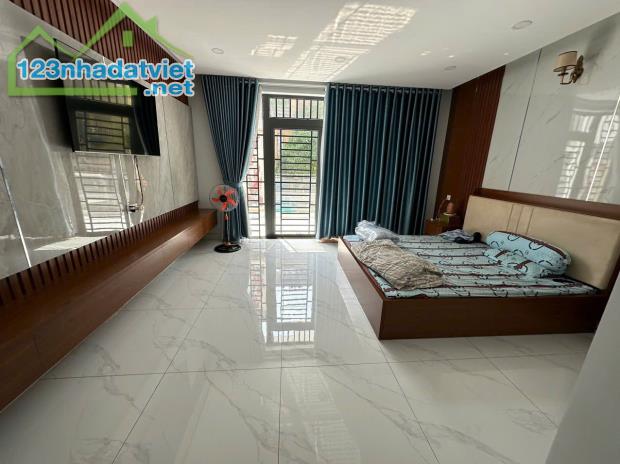 Bán nhà 688/39 Lê Đức Thọ, Dt 5x28m (110m2), 1 trệt 3 lầu ST, thang máy. Giá chỉ 14 tỷ - 5