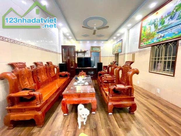 NHÀ ĐẸP - HXH ĐẬU CỬA - GIÁP QUANG TRUNG & ST EMART 2 GV -  DT 60M² - 2 TẦNG LẦU NHỈNH 5 T