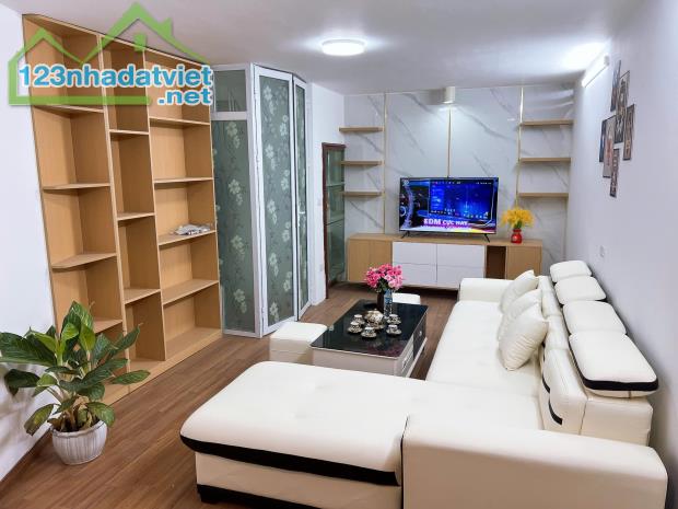 Bán ngay Nhà mới- full nội thất ở Yên Xá, Thanh Trì, 5 Tầng ,MT4m giá 5.8 tỷ, gần phố