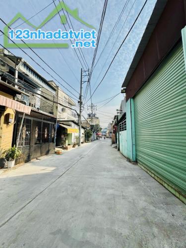 Thật 100% ! Bán Nhà Đường Tân Hoà Đông, 4x16M, 3 Mặt Tiền, Hẻm 6M-5M-5M Thông.
