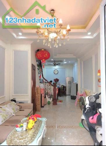 BÁN NHÀ LONGBIÊN - NHÀ ĐẸP 40 M², 5 TẦNG, HƠN 6 TỶ - FULL NỘI THẤT, Ở CỰC SƯỚNG. SỔ PHÂ