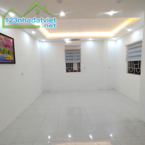 Kim Mã-Ba Đình diện tích 30 mét, 4 tầng, ngõ rộng 3 mét, cách ô tô tránh đúng 20 mét, sổ