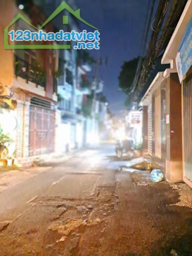 Bán đất tặng nhà 2 lầu còn sử đụng tốt ngang gần 6m, hẻm xe tải thông tiện KD, hơn 100m2