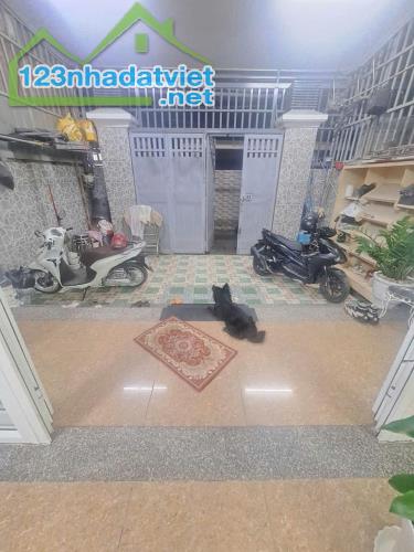 Bán đất tặng nhà 2 lầu còn sử đụng tốt ngang gần 6m, hẻm xe tải thông tiện KD, hơn 100m2 - 1
