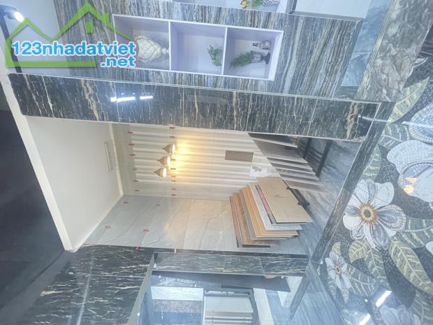 NHÀ MỚI ĐẸP LONG LANH - RẤT GẦN PHỐ, GẦN Ô TÔ ĐỖ - 4 TẦNG - XÂY CHẮC CHẮN, AN NINH CỰC TỐT