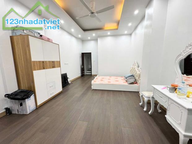 Bán nhà Thịnh Quang 50m², mặt tiền 4m, Gần ô tô, trung tâm Đống Đa, giá chỉ 8.75 tỷ - 1