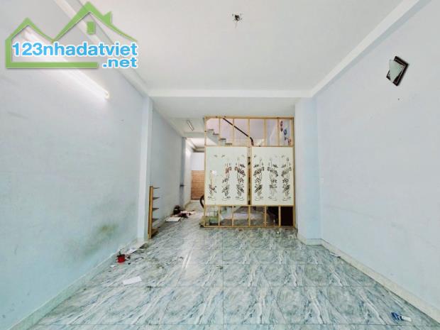 NHÀ HẺM XE TẢI THÔNG - GIÁP Q1- 4,1X14,2 - VUÔNG A4 - 3 TẦNG, 1 CĂN RA MẶT TIỀN - 8.18 TỶ - 1