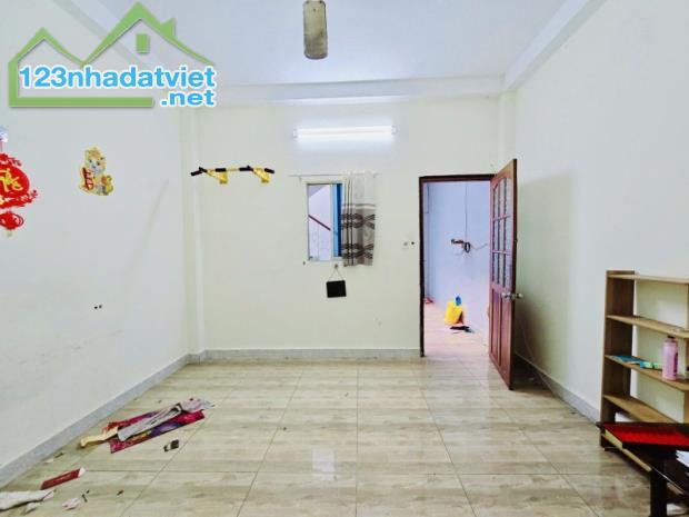 NHÀ HẺM XE TẢI THÔNG - GIÁP Q1- 4,1X14,2 - VUÔNG A4 - 3 TẦNG, 1 CĂN RA MẶT TIỀN - 8.18 TỶ