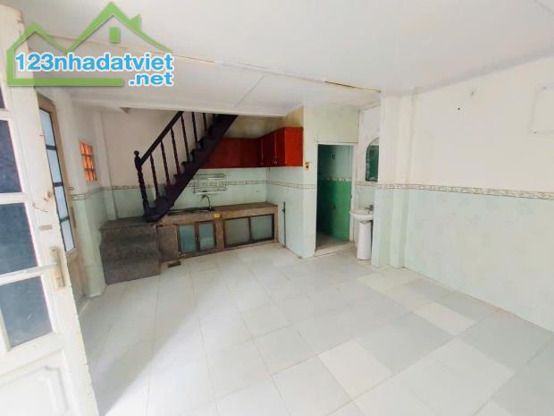 (CỰC HIẾM) BÁN GẤP NHÀ DT 30m2,MT 6m,HẺM XE HƠI - TẠI ĐƯỜNG CMT8-Q3 - GIÁ CHỈ 5,3 TỶ - 2
