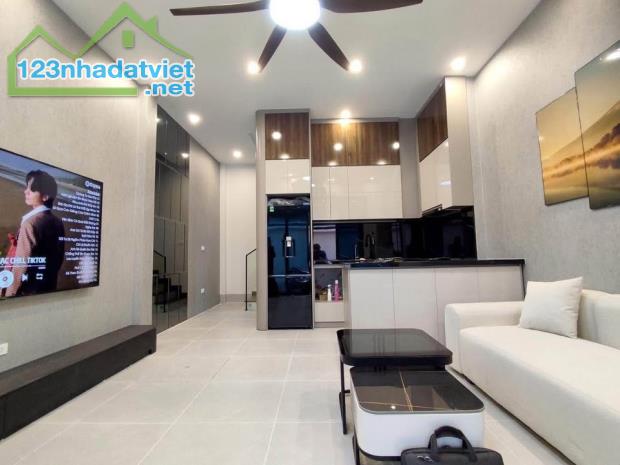 Bán nhà mới lô góc đường thông 5 tầng thang máy đầu phố Quang Trung giá 8 tỷ gần bãi ô tô