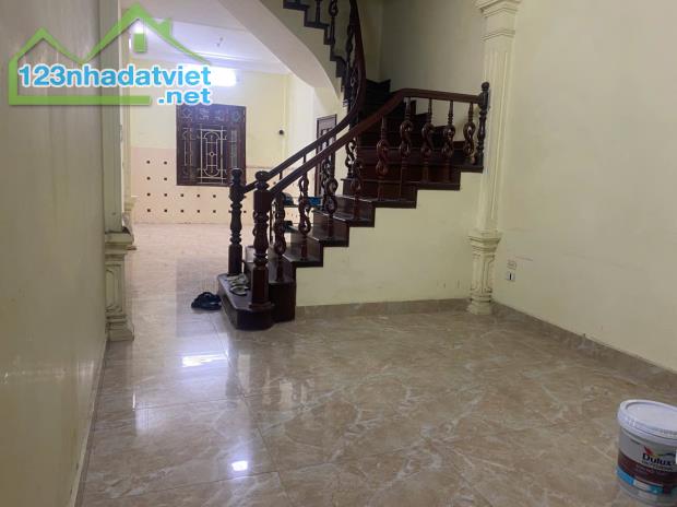 VP đầm trấu Bach đằng HBT, Tâng 1 ô tô đô cửa Diện tích : 50m2  Giá : 8,8 Triệu/tháng