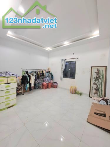 ♪ Nhà gần Kiệt 123 Cù Chính Lan , Chợ, Trường, 82m2, 2 tầng, 3PN, sân rộng, 2.85 tỷ - 3