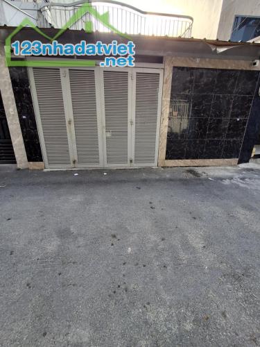 Rẻ! Nhà vuông 2 tầng HXT, 122m² – sát Emart Phan Huy Ích QV