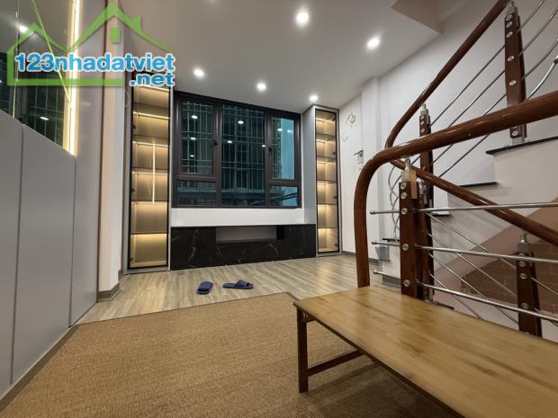 Bán nhà Thịnh Quang nhà đẹp ngõ thông rất gần phố ,trước nhà rộng thoáng 15m 5 tầng giá 3