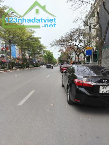BÁN GẤP TÒA VĂN PHÒNG 9 TẦNG, 1 HẦM, PHỐ TRẦN THÁI TÔNG – DÒNG TIỀN 3 TỶ/NĂM