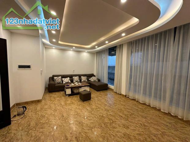 Nhà VIP cách 1 nhà ra phố Nguyễn Khang 7 tầng 56m2 thang máy, ô tô đỗ cửa, cho thuê KD tốt