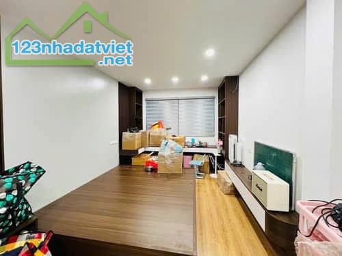 Siêu phẩm thang máy, ô tô đỗ cửa, gần hồ Bùi Xương Trạch 6 tầng 45m2 mới cho thuê, làm VP