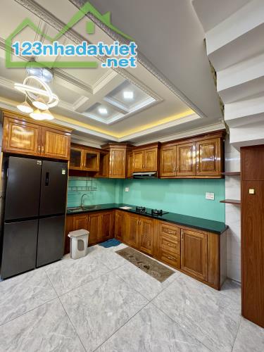 CHO THUÊ NHÀ 1 TRỆT 1 LỬNG 3 LẦU 104M2, 5PN, CÓ THANG MÁY+NỘI THẤT LÔ GÓC PHAN HUY ÍCH - 1