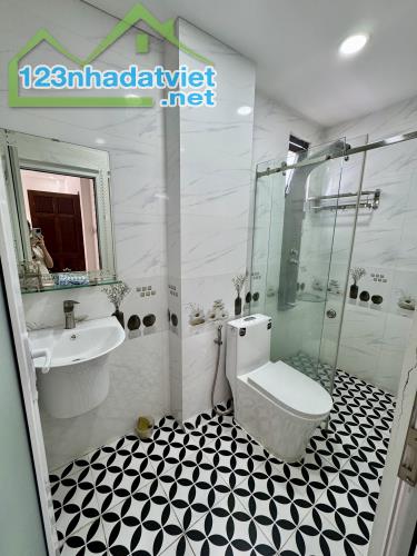 CHO THUÊ NHÀ 1 TRỆT 1 LỬNG 3 LẦU 104M2, 5PN, CÓ THANG MÁY+NỘI THẤT LÔ GÓC PHAN HUY ÍCH