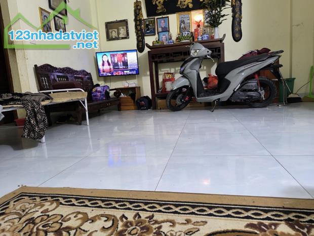 📌Nhà mới xây được 4 năm,  56m 📌mặt đường oto, vỉa hè 5 mét, vị trí cực đẹp. 👉Gần ngay g - 2