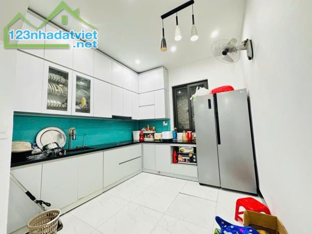𝗡𝗛À ĐẸP 𝗞𝗜𝗠 𝗚𝗜𝗔𝗡𝗚 - NGÕ THOÁNG ,THÔNG - NỘI THẤT Đ𝗘̣𝗣  - 10m RA Ô TÔ - 2