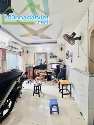 NHÀ B.ÁN - NGAY KHU TRUNG TÂM GV - GIÁP BV 175 - CHỈ 5 PHÚT RA SÂN BAY TSN - DT 42M² - 2 T