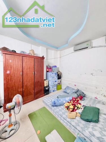 NHÀ B.ÁN - NGAY KHU TRUNG TÂM GV - GIÁP BV 175 - CHỈ 5 PHÚT RA SÂN BAY TSN - DT 42M² - 2 T - 5