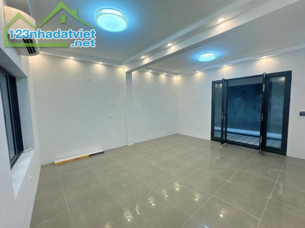 Bán nhà phố Đê La Thành - oto 30m - thoáng trước sau - DT 64m2 siêu rẻ - 2