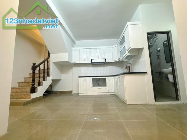 Bán nhà phố Đê La Thành - oto 30m - thoáng trước sau - DT 64m2 siêu rẻ - 3
