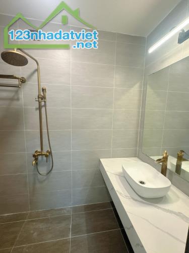 Bán nhà phố Đê La Thành - oto 30m - thoáng trước sau - DT 64m2 siêu rẻ - 4
