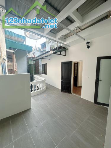 Bán nhà phố Đê La Thành - oto 30m - thoáng trước sau - DT 64m2 siêu rẻ - 5