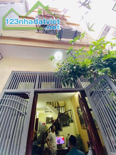 Độc nhất Thịnh Quang, Đống Đa. 55m2 sát phố, 4 tầng đẹp, 6.4 tỷ - Kinh doanh đỉnh!