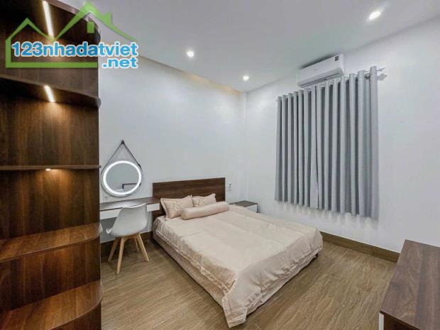BÁN GẤP NHÀ 2 TẦNG - ĐƯỜNG 7M5 - SÁT BIỂN PHẠM VĂN ĐỒNG - GIÁ 9 TỶ x