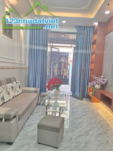 Bán gấp nhà đẹp ở ngay Lưu Hữu Phước, hẻm thoáng mát, an ninh, 47m2, SHR, nhỉnh 3 tỷ.