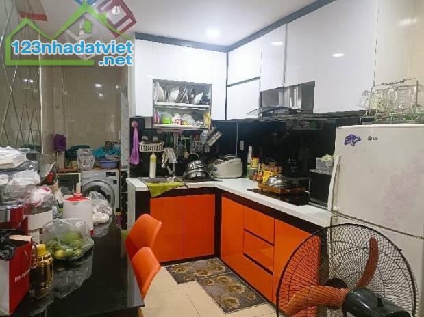 Lê Văn Sỹ P12Q3 - Dt 36m2 (3m*13m) - 5 tầng - HXH - Chủ gấp bán. - 3