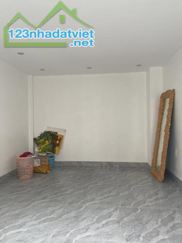 Bán Nhà 2 Tầng 1 Tum Ngõ 16 Cao Xanh,DT:71.4m2,MT:7.6m Giá Rẻ !!! - 2