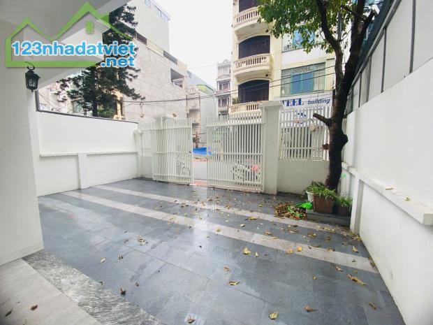 Cho thuê nhà mới mặt phố Hoàng Ngân 3 tầng 125m2 có sân để ô tô gần ngã tư kinh doanh tốt