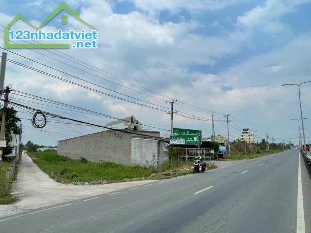 1,5 hecta có 300m2 thổ đất 3 mặt tiền ĐT 824 ấp 7 Lương Hòa, Bến Lức, Long An giá 45 tỷ - 1