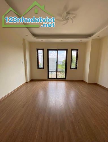 2.35 tỷ có nhà 4 tầng, 30m2, ô tô đỗ cách 50m, gần trường ĐHSP TDTT, cầu Mai Lĩnh. - 2