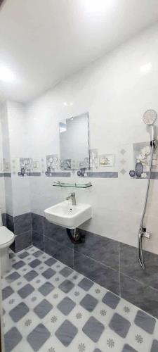 Chủ kẹt tiền bán gấp căn nhà 65m2 3PN giá 3tỷ350 Tô Hiến Thành, Quận 10 hẻm 5m sổ sẵn.
