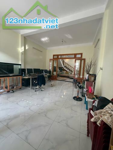 BÁN NHÀ 2 TẦNG 2 MÊ KIÊN CỐ - OTO ĐẬU ĐỖ TRƯỚC NHÀ - KIỆT OTO THÔNG TÔ HIỆU