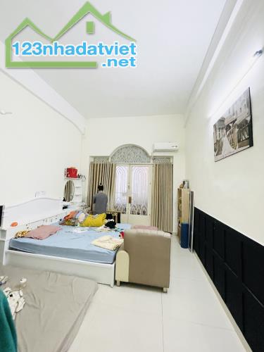 + Mặt tiền siêu hiếm Calmette, Nguyễn Thái Bình-Q1, 76m2 - 3 lầu ( 4 * 19) . Giá 46 tỉ. TL - 4