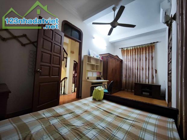 CHO THUÊ NHÀ RIÊNG PHỐ ĐỘI CẤN, BA ĐÌNH, 32M2, 4 TẦNG, SẴN NỘI THẤT, NGÕ RỘNG, GẦN PHỐ - 1