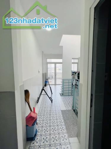 (B2003) HẺM XE HƠI - DT 64M2. - Kết cấu trệt 2 Lầu BTCT. - 3 phòng ngủ, 4wc. - Diện tích - 1