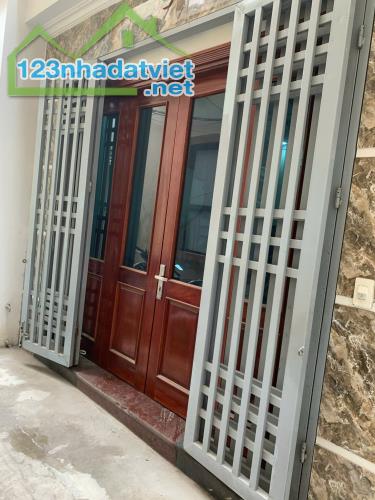 Bán  nhà Vân Trì: 31m2*5 tầng* ô tô cách 20m* full nội thất. giá đầu tư. - 1