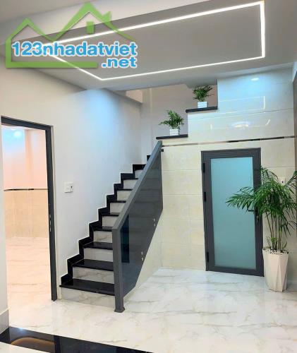 Kẹt tiền kinh doanh bán nhanh thu vốn nhà Trần Quang Diệu F13 Quận 3