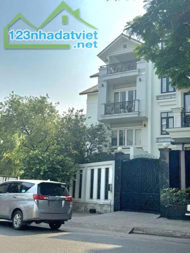 Bán Biệt Thự Lô Góc Khu An Phú Hưng, 194m2, 3 Tầng, Chỉ 38 Tỷ, Tân Phong, Quận 7